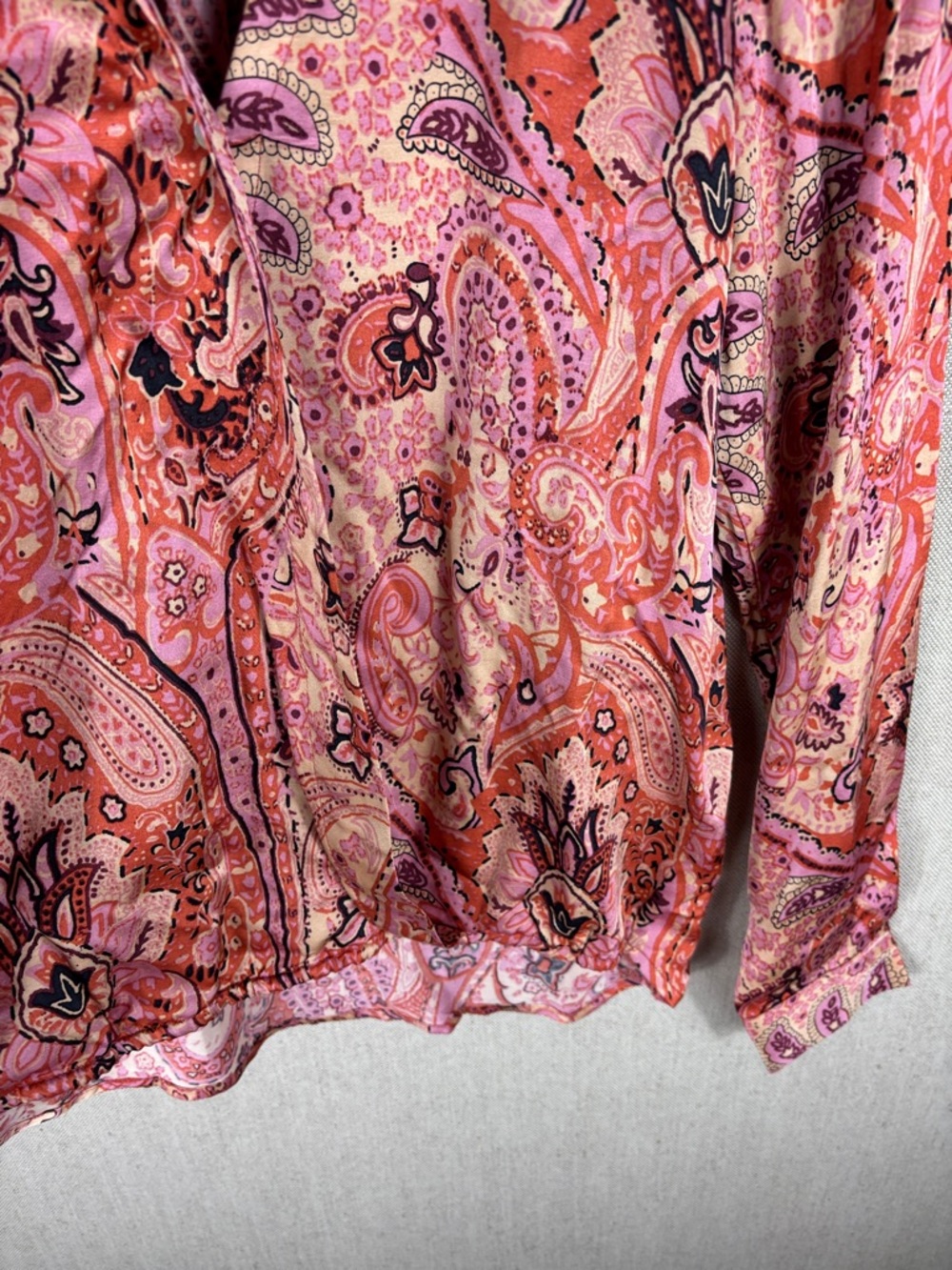 Esqualo > Pink Paisley Long-Sleeve V-Neck Blouse 6 - Picture 3 of 7